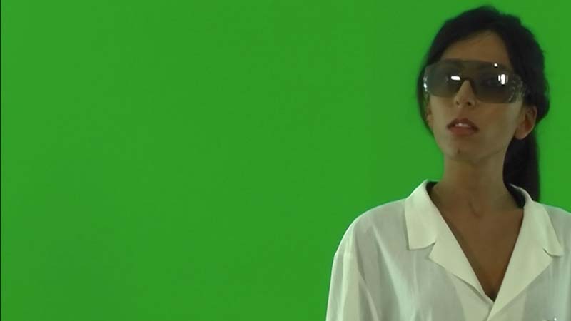 Attrice ripresa su fondale verde per chroma key